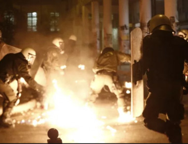 Επεισόδια με μολότοφ στο κέντρο της Αθήνας για τρίτη νύχτα